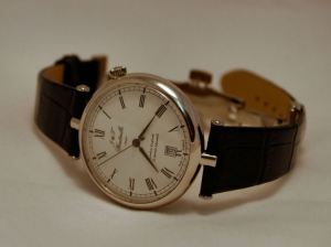 17 jewels adjusted, hand wound.