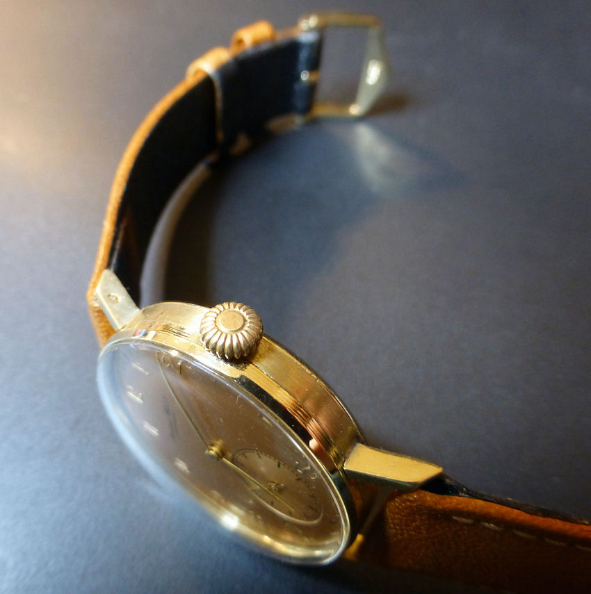 Brushed 14ct Gold sided case with polished bezel and curved snap on back