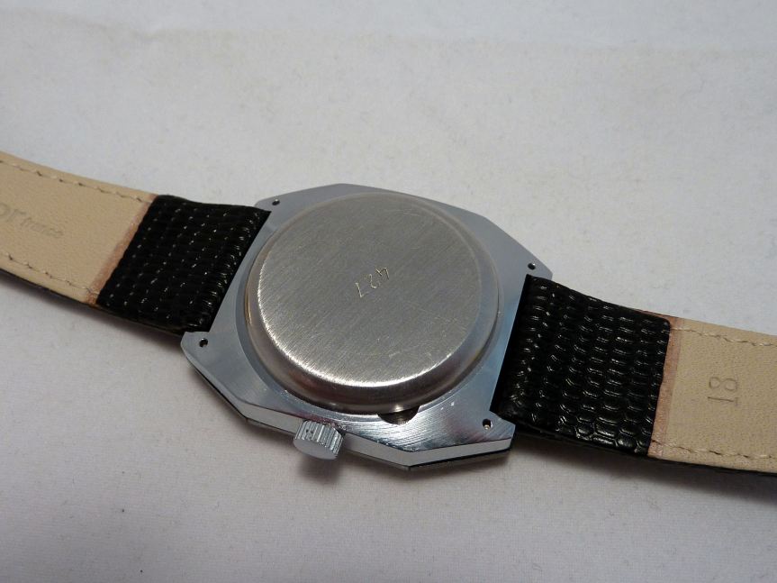 Why can't they all have this niche to get the back off?