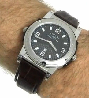 Day face and neat on the wrist.