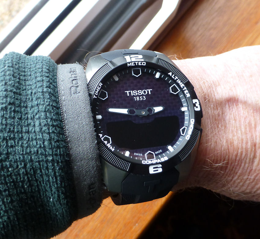 Note the digital display on lower dial half is OFF. This is Eco mode which occurs if the controls are not operated for an hour between 22:00 and 05:00hrs. To switch display ON, touch any control.