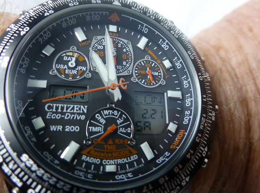 Well defined dial with great hands to background separation