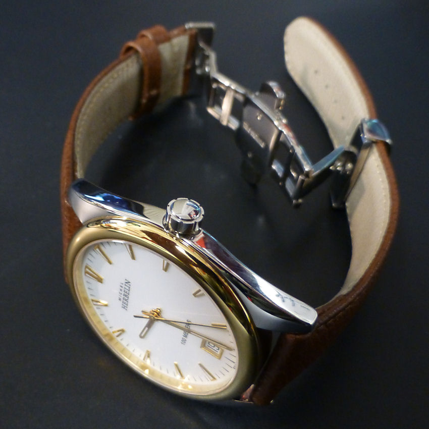 Twin push button butterfly deployment to strap fixing