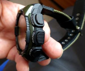 Note strap allows small wrist fitting (has no extenders fro case)