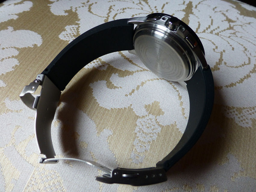 Very clean case back - standard spring-bar bracelet or strap fittings
