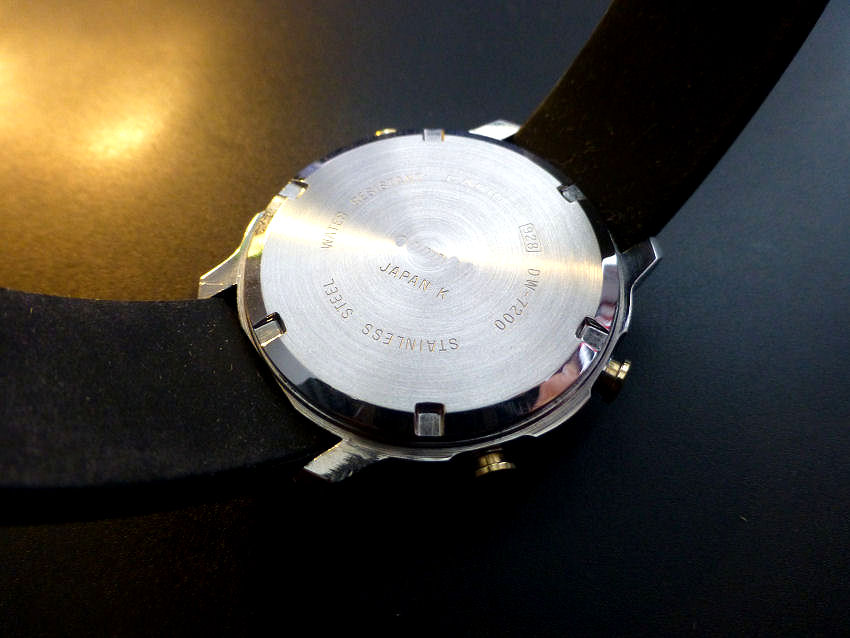 Solid stainless steel screw back and 200m Water resistance.