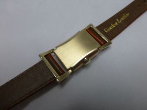 Neat articulated lugs, snap fit back in A1 condition.